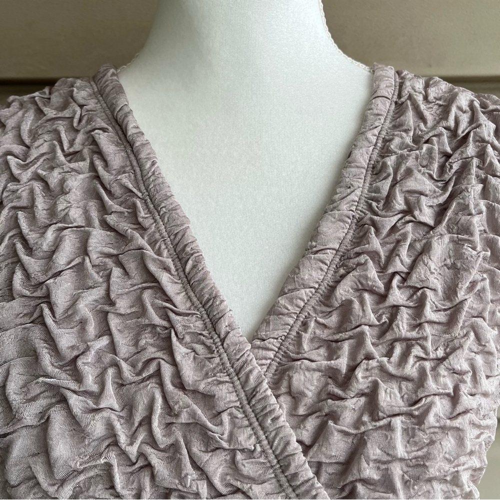 •Renuar• Puckered Sleeveless Blouse in Taupe - Size Large - Picture 3 of 8